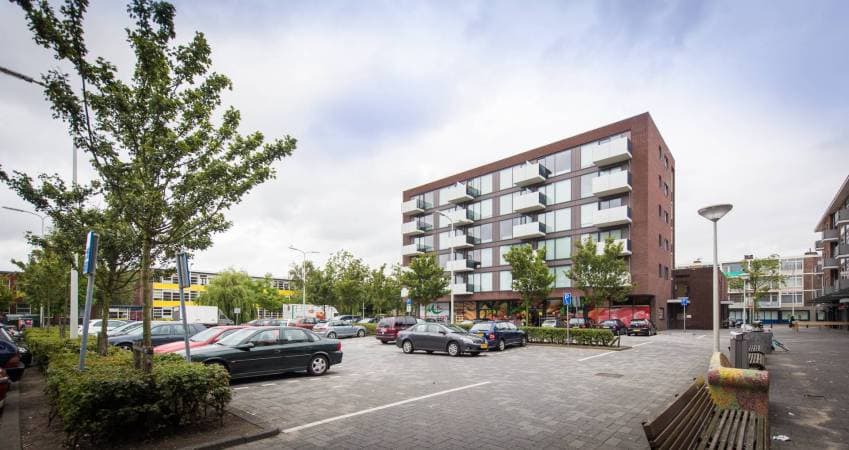 Kerkgebouw, commerciele ruimte en 30 woningen