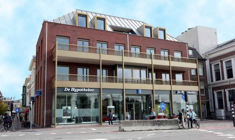 Nieuwbouw commerci&euml;le ruimte en 3 appartementen